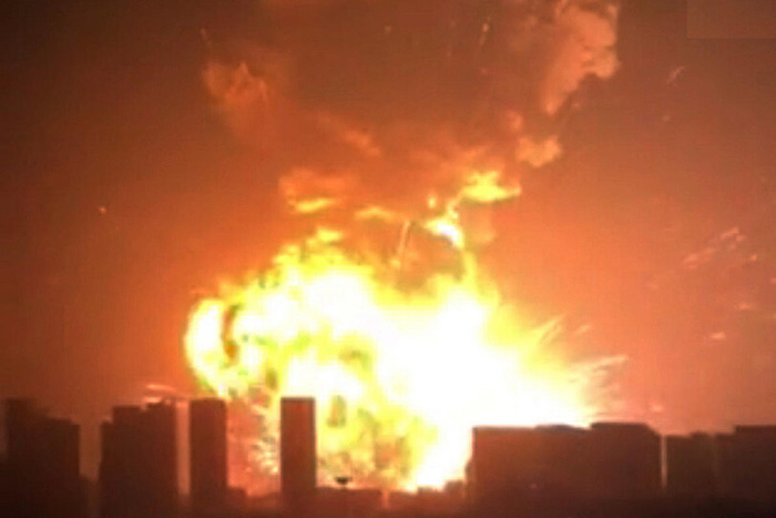 天津爆炸现场腾起蘑菇云 数十公里外有震感